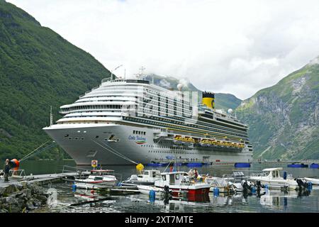 Costa Diadema, un navire de croisière de classe Dream exploité par Costa Crociere, amarré dans les fjords de Giranger, en Norvège Banque D'Images