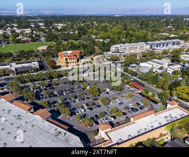 Vue aérienne du centre commercial avec parking à l'intersection de El Camino Real et Middle Avenue à Menlo Park, Californie. Banque D'Images