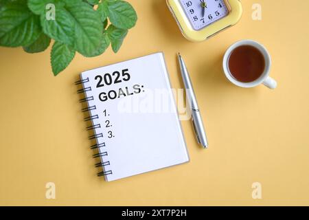 2025 planifier sur le bloc-notes. Nouvelle année, nouveaux plans. Vue de dessus. Banque D'Images