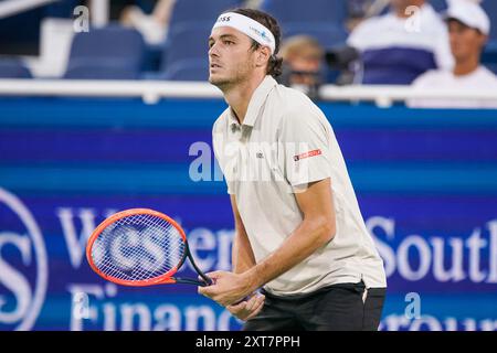 Mason, Ohio-août 14, 2024.Taylor Fritz attend le service pendant les célibataires masculins à l'Open de Cincinnati 2024 au Lindner Family Tennis Center. ©Debby Wong Banque D'Images