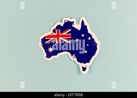 Autocollant carte Australie avec drapeau national sur fond bleu clair avec espace de copie. Banque D'Images