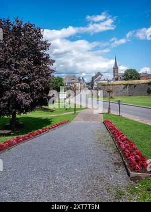 Dans le nord de Champagne Ardennes se trouve les vieux murs de pierre de la forteresse Rocroi dans le nord de la France sous le ciel bleu d'été Banque D'Images