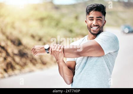Portrait, étirement et homme avec le sourire, la forme physique et fier de muscle, en plein air et coureur dans la nature pour l'exercice. Confiant, sportif et bien-être de Banque D'Images