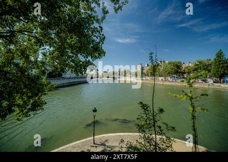 Paris, France - 10 août 2024 : vue de la Seine depuis la place Louis Aragon à Paris France Banque D'Images