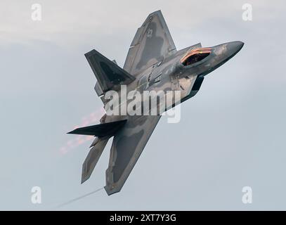 Le capitaine Samuel « Razz » Larson, commandant de l’équipe de démonstration du F-22 Raptor, effectue une manœuvre aérienne lors d’un vol d’entraînement à joint Bas Banque D'Images