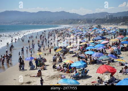 Genève, États-Unis. 23 juin 2024. Les gens se rafraîchissent à la plage de Santa Monica à Los Angeles, Californie, États-Unis, le 23 juin 2024. Crédit : Zeng hui/Xinhua/Alamy Live News Banque D'Images