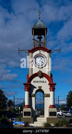 Tour de l'horloge Hokitikas, située au milieu d'un rond-point dans cette ville de la côte ouest. Banque D'Images