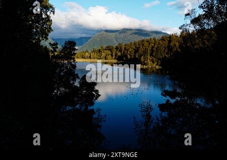 Le lac Matheson est niché dans une forêt ancienne et est célèbre pour ses vues en miroir sur Aoraki/Mount Cook et Mount Tasman. Il se trouve sur la côte ouest de New Banque D'Images