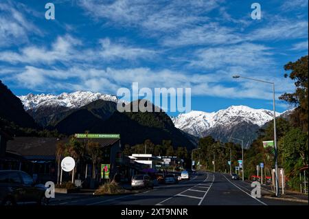 Franz Josef est une ville touristique populaire sur la côte ouest de l'île du Sud en Nouvelle-Zélande. Les gens viennent voir le glacier, qui comme la plupart des glaciers autour Banque D'Images