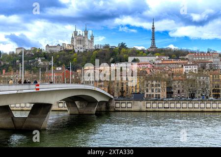 Basilique notre-Dame de Fourvière, Vieux Lyon, et pont Alphonse juin pris de la Confluence à Lyon. À droite se trouve Tour métallique de Fourvière. Banque D'Images