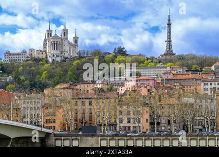 Basilique notre-Dame de Fourvière, Vieux Lyon, et pont Alphonse juin pris de la Confluence à Lyon. À droite se trouve Tour métallique de Fourvière. Banque D'Images