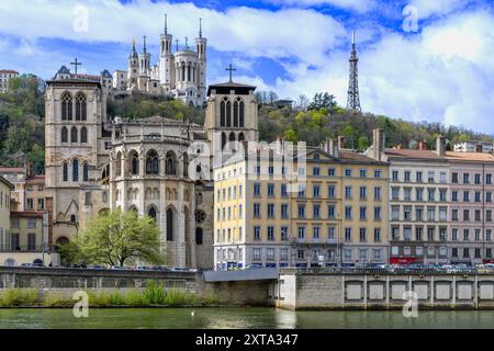 Cathédrale Saint-Jean-Baptiste, alignée avec Basilique notre-Dame de Fourvière ci-dessus, Vieux Lyon, France. Sur la droite se trouve la Tour métallique de Fourvière. Banque D'Images