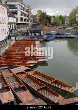 Vue sur Scudamore's Punting Station, Magdalene Bridge, Cambridge, Royaume-Uni Banque D'Images