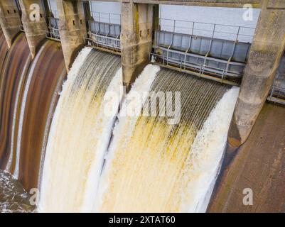 Vue aérienne de l'eau jaillissant sur un déversoir depuis une porte de réservoir à Laureston dans le centre de Victoria, Australie. Banque D'Images