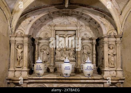 Espagne : Capilla de San Bernabe (Chapelle de Saint Barnabas), Mezquita ou la Mosquée-Cathédrale de Cordoue (Cathédrale notre-Dame de l'Assomption), Cordoue. La construction de la Grande Mosquée a commencé en 785–786 et s'est achevée un an plus tard en 786–787. En 1236, Córdoba est conquise par le roi Ferdinand III de Castille dans le cadre de la Reconquista. Lors de la conquête de la ville, la mosquée a été convertie en cathédrale catholique dédiée à la Vierge Marie (Santa Maria). Banque D'Images