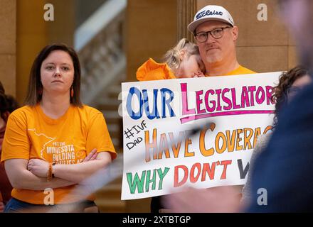 Monsieur Paul, États-Unis. 15 mai 2024. Miraya, Isla et Andy Gran dans la rotonde lors d'un rassemblement pour la couverture d'assurance FIV le 18 avril 2024, au Capitole de l'État du Minnesota à un Paul, Minnesota. (Photo de Carlos Gonzalez/Minneapolis Star Tribune/TNS/Sipa USA) crédit : Sipa USA/Alamy Live News Banque D'Images