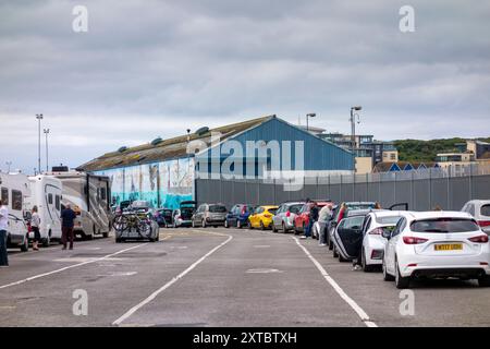 File d'attente de voitures attendant de monter à bord au port de ferry de Newhaven, East Sussex, Royaume-Uni Banque D'Images