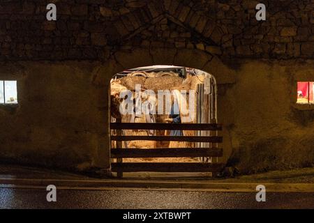 Exposition de scènes de nativité organisée par les crèches du monde à Landogne pendant les fêtes, Puy-de-Dôme, Auvergne, France Banque D'Images