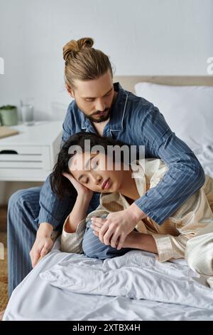 Couple se détend tranquillement sur le lit, la femme reposant la tête dans les partenaires tour. Banque D'Images