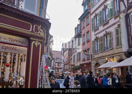 Alsace, décembre : belle vue sur la ville romantique colorée Colmar, France, Alsace Banque D'Images