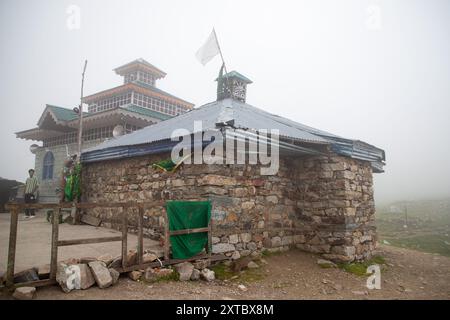 Peer Ki Gali, Inde, 14/08/2024, vue générale du sanctuaire de saint Cheikh Soufi Ahmed Karim, au col de Pir Panjal, également appelé Peer Ki Gali, à environ 100 km au sud de Srinagar, la capitale estivale du Jammu-et-Cachemire. Le col de Pir Panjal est un col de montagne et une destination touristique située dans la chaîne de Pir Panjal du Jammu-et-Cachemire, qui relie la vallée du Cachemire aux districts de Rajouri et Punch via Mughal Road. C'est le point le plus élevé de la route moghole à 3 490 mètres d'altitude. La route moghole, comme son nom l'indique, a été historiquement créée et utilisée par les empereurs moghols. C'était la route th Banque D'Images