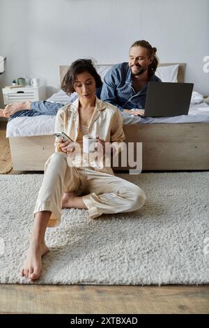 Un couple aimant passe sa matinée à se détendre à la maison, à profiter du café et de la compagnie des autres. Banque D'Images