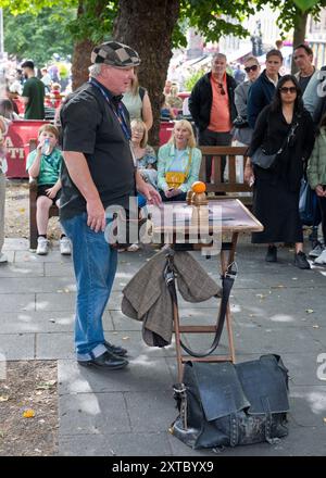 Magicien jouant dans la rue. Fringe Festval. Édimbourg, Écosse Banque D'Images