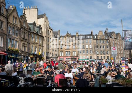 Touristes assis à l'extérieur des restaurants dans le quartier de Grassmarket. Édimbourg, Écosse Banque D'Images