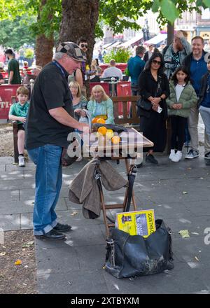 Magicien jouant dans la rue. Fringe Festval. Édimbourg, Écosse Banque D'Images