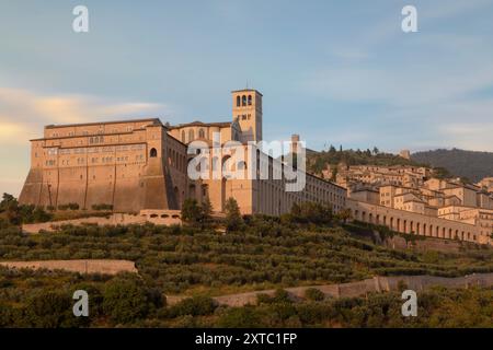 La majestueuse cathédrale de San Rufino se dresse au cœur d'assise, en Italie, surplombant la charmante ville médiévale et le pittoresque cou ombrien Banque D'Images