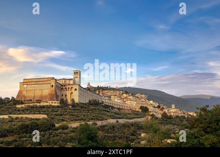 La majestueuse cathédrale de San Rufino se dresse au cœur d'assise, en Italie, surplombant la charmante ville médiévale et le pittoresque cou ombrien Banque D'Images