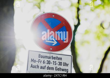 Berlin, Deutschland. 12 août 2024. Panneau d'interdiction de stationnement en raison de travaux d'arbres, pris à Berlin, le 12 août 2024. Crédit : dpa/Alamy Live News Banque D'Images