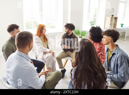 Groupe de divers membres de l'équipe participant à un cercle de réunion Banque D'Images