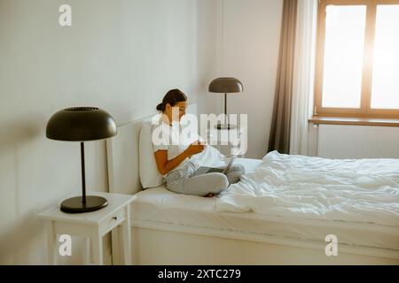 Profitez d'une routine matinale confortable dans un espace chambre moderne magnifiquement conçu aujourd'hui Banque D'Images