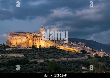 La majestueuse cathédrale de San Rufino se dresse au cœur d'assise, en Italie, surplombant la charmante ville médiévale et le pittoresque cou ombrien Banque D'Images