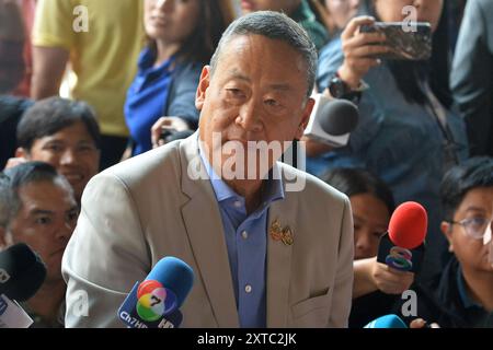 Bangkok, Thaïlande. 14 août 2024. Le premier ministre thaïlandais Srettha Thavisin visite un marché à Bangkok, Thaïlande, 14 août 2024. La Cour constitutionnelle thaïlandaise a démis mercredi Srettha Thavisin du poste de premier ministre, statuant sur sa nomination d'un candidat ministériel avec un casier judiciaire lors du remaniement ministériel en avril, violant la constitution. Crédit : Rachen Sageamsak/Xinhua/Alamy Live News Banque D'Images