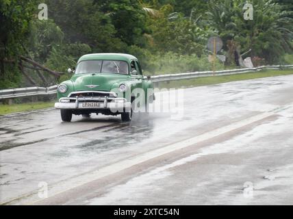 MATANZAS, CUBA - 29 AOÛT 2023 : Green Chevrolet Bel Air 1952 Deluxe à Cuba après la pluie, avec effet de flou de mouvement et espace de copie Banque D'Images