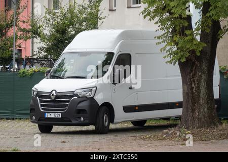 OSTRAVA, RÉPUBLIQUE TCHÈQUE - 25 SEPTEMBRE 2023 : fourgon blanc Renault Master garé dans la rue à Ostrava Banque D'Images