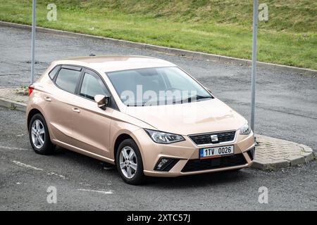 OSTRAVA, TCHÉQUIE - 25 SEPTEMBRE 2023 : Seat Ibiza Mk5 voiture garée dans la rue Banque D'Images