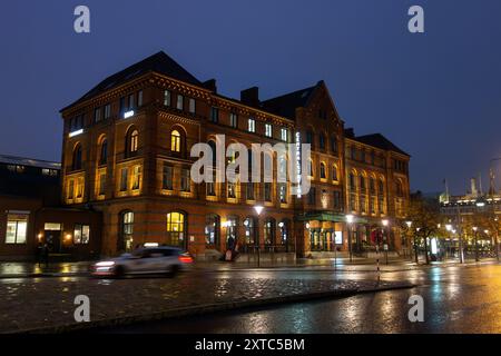 MALMO, SUÈDE - 25 OCTOBRE 2014 : Malmo Centralstation gare principale et gare routière à Malmo, Suède, Europe la nuit Banque D'Images