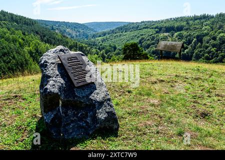 République tchèque, Lany, 13 août 2024. Le vaste Chateau Park (Game Park) du château baroque dans le village de Lany, résidence officielle d'été des présidents de la République tchèque à Lany, le 13 août 2024. Game Park est situé au milieu des bois de Krivoklat, non loin de Prague. Le président tchèque Petr Pavel a ouvert une partie du Lany Game Park pour la première fois au public. La zone sera ouverte tous les jours, y compris les jours fériés. Point de vue sur la photo avec plaque commémorative du sommet présidentiel des pays du Groupe de Visegrad dans le château de Lany avec les noms des présidents tchèque Milos Zeman, hongrois Janos A. Banque D'Images