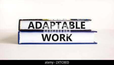 Symbole de travail adaptable. Mots conceptuels travail adaptable sur de beaux livres. Beau fond de papier blanc. Concept de travail adaptable aux entreprises. Copier l'espace. Banque D'Images