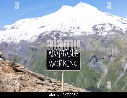 Symbole de travail adaptable. Mots conceptuels adaptables travaillant sur un beau tableau noir jaune. Beau fond de montagne Elbrus. Entreprise adaptable Wor Banque D'Images