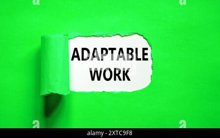 Symbole de travail adaptable. Mots conceptuels adaptables sur un beau livre blanc. Beau fond de papier vert. Concept de travail adaptable aux entreprises. Copier Banque D'Images