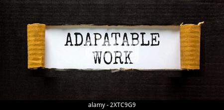 Symbole de travail adaptable. Mots conceptuels adaptables sur un beau livre blanc. Beau fond de papier noir. Concept de travail adaptable aux entreprises. Copier Banque D'Images