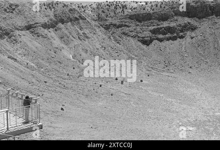 Femme caucasienne âgée de 50-60 ans admirant la vaste étendue du Meteor Crater. Banque D'Images