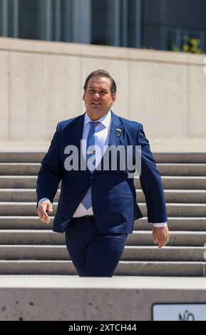 Central Islip, New York, États-Unis. 13 août 2024. George Santos, ancien représentant de New York, arrive à la cour fédérale. Santos demande un jury partiellement anonyme tandis que les procureurs fédéraux font pression pour admettre comme preuve certains de ses mensonges de campagne passée alors que le procès pour fraude du républicain de New York déshonoré de septembre approche, le 13 août 2024 à Central Islip, New York. Crédit : Hoo Me. COM/Media Punch/Alamy Live News Banque D'Images