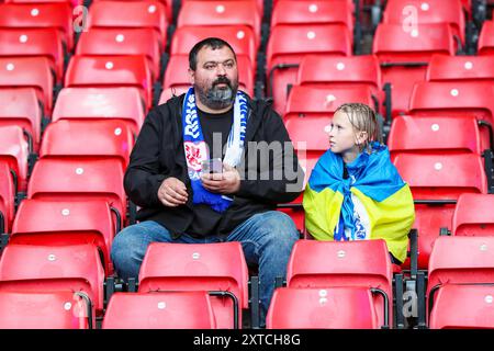 Père et fille, soutenant le Dynamo Kyiv, l'équipe ukrainienne de football, à Hampden Park, Glasgow regardant les Rangers v Dynamo Kyiv Banque D'Images