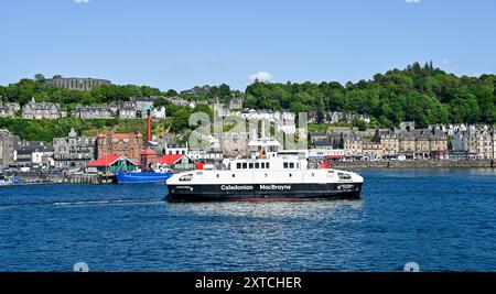 MV Lock Frisa, le plus petit des deux ferries de l'île de Mull vers et depuis Oban. Navigation dans le port d'Oban Banque D'Images