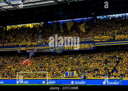 Brondby, Danemark. 11 août 2024. Les fans de football de Broendby SONT vus sur les tribunes lors du match de 3F Superliga entre Broendby IF et Aarhus GF au stade de Brondby. Banque D'Images